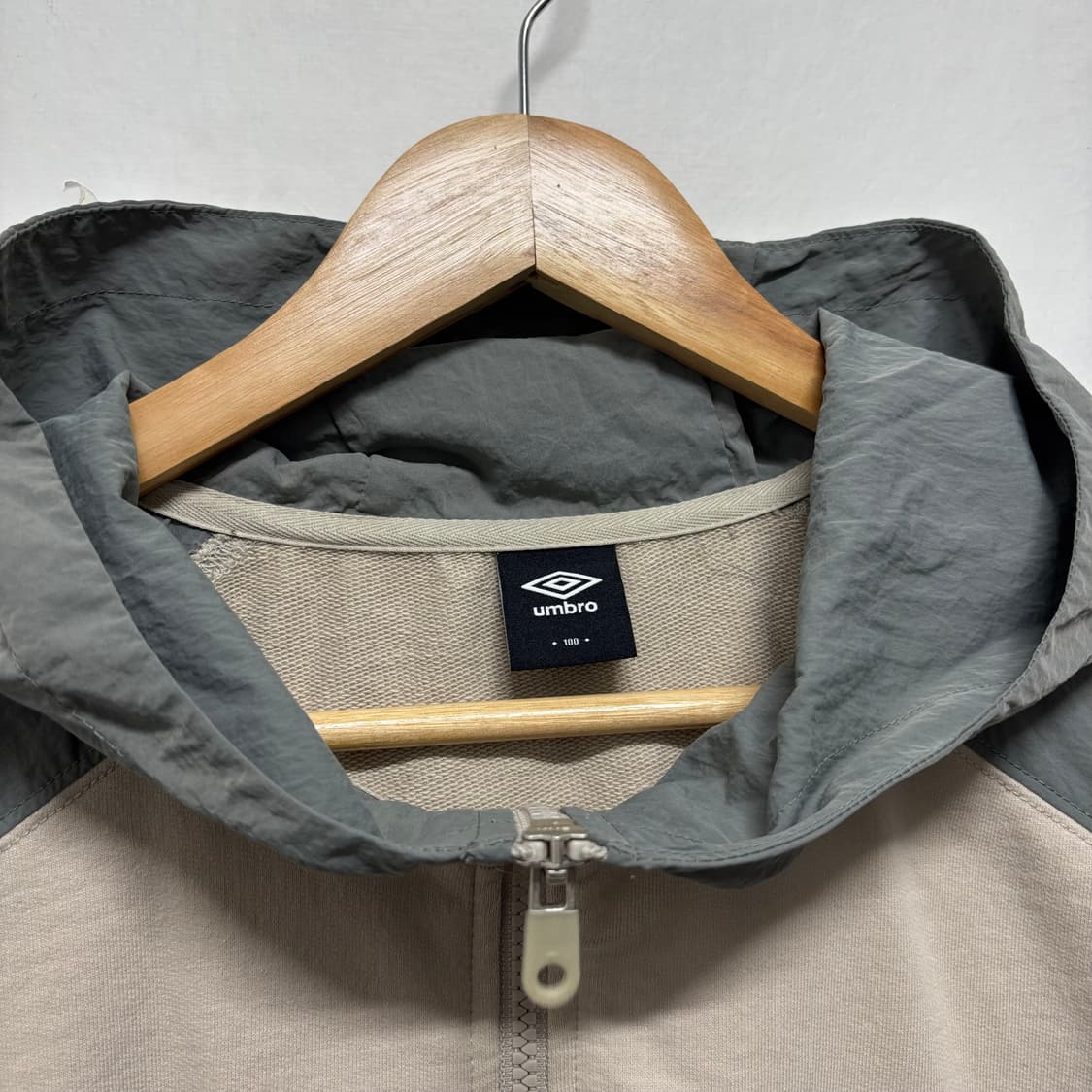 엄브로 후디 배색 하프집업 상품이미지4