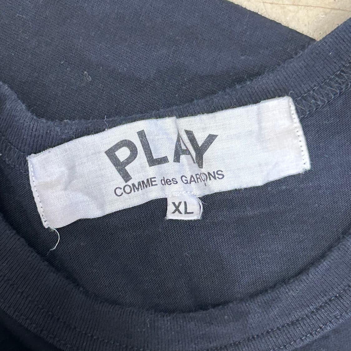 XL 꼼데가르송 골드 하트 와펜 블랙 반팔티 상품이미지4