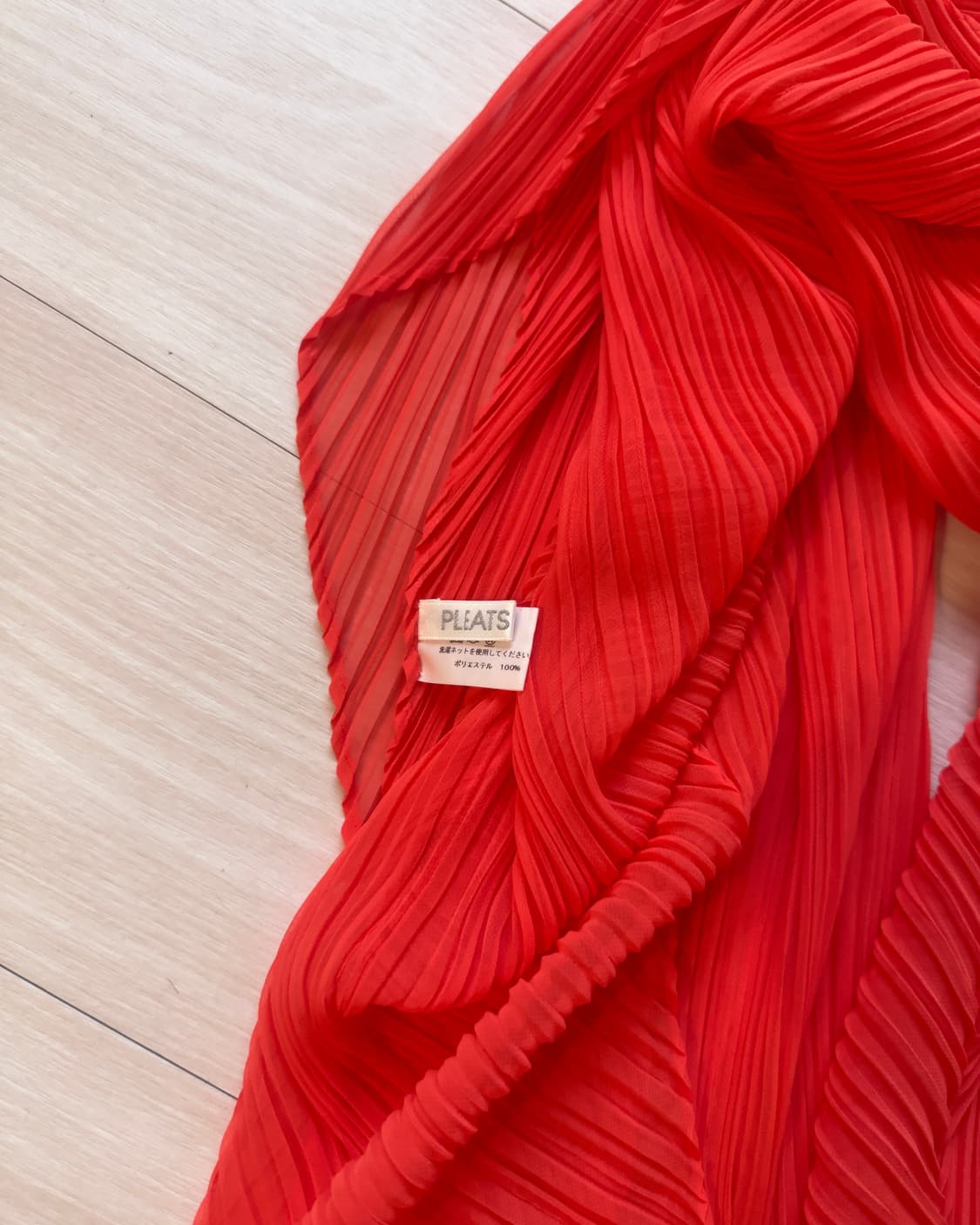 [PLEATS PLEASE ] Red Pleated Sheer Scarf 상품이미지3