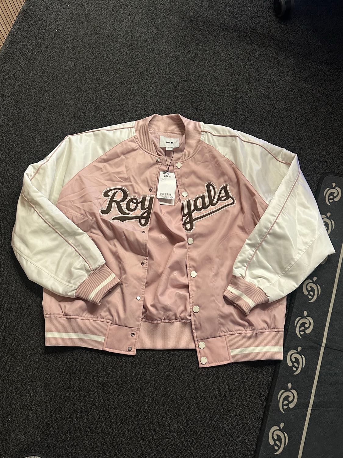 (카리나 착용)MLB 나일론 바시티 자켓 팝니다 상품이미지2