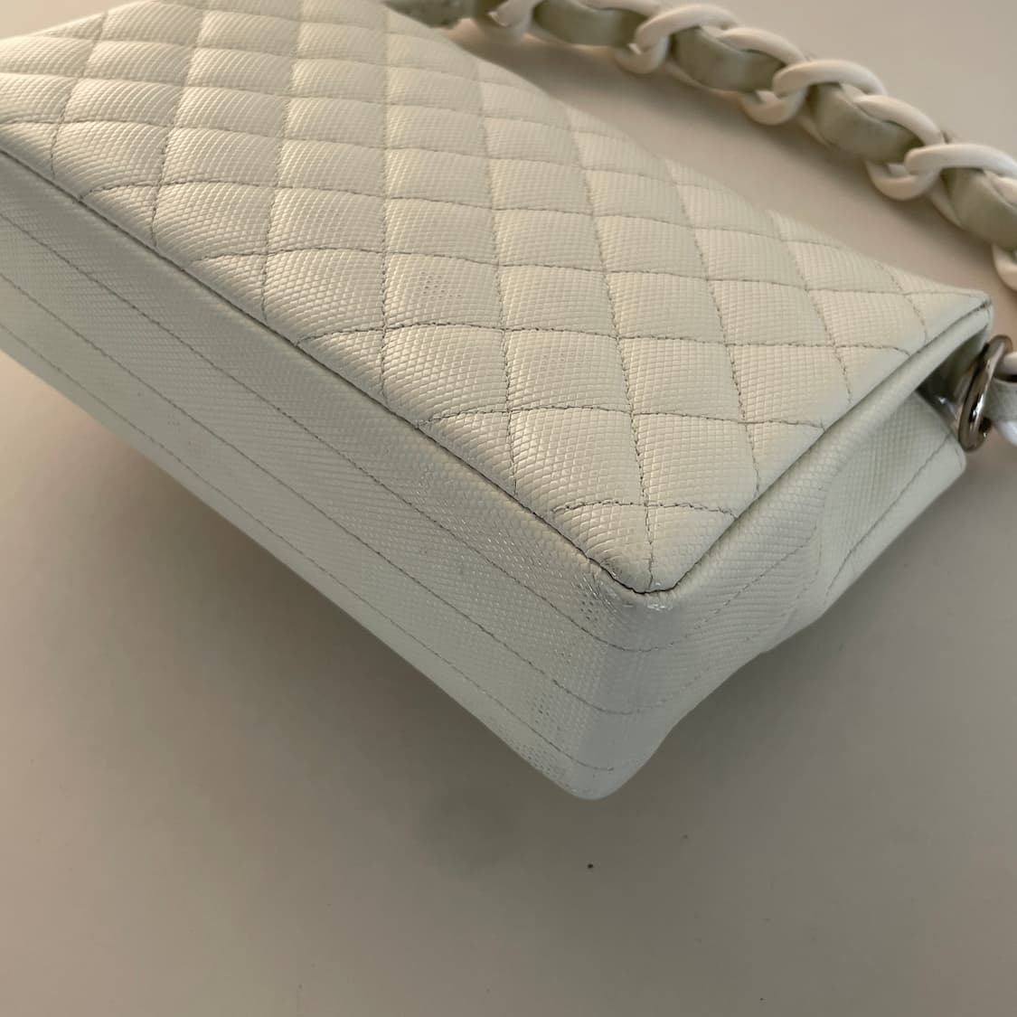 샤넬 클래식 화이트 페이던트 캐비어 코코 마크 플라스틱 볼드 체인플랩백 상품이미지7