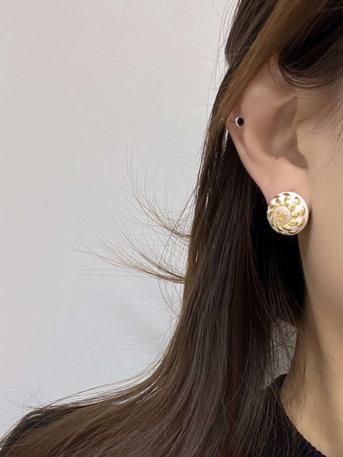 샤넬 정품 cc로고 업사이클링 화이트 골드 라운드 귀걸이 상품이미지4