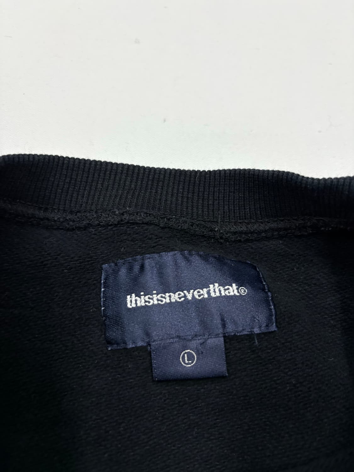 디스이즈네버댓 미들로고 맨투맨   Size:  L  55 60 62 cm 상품이미지4