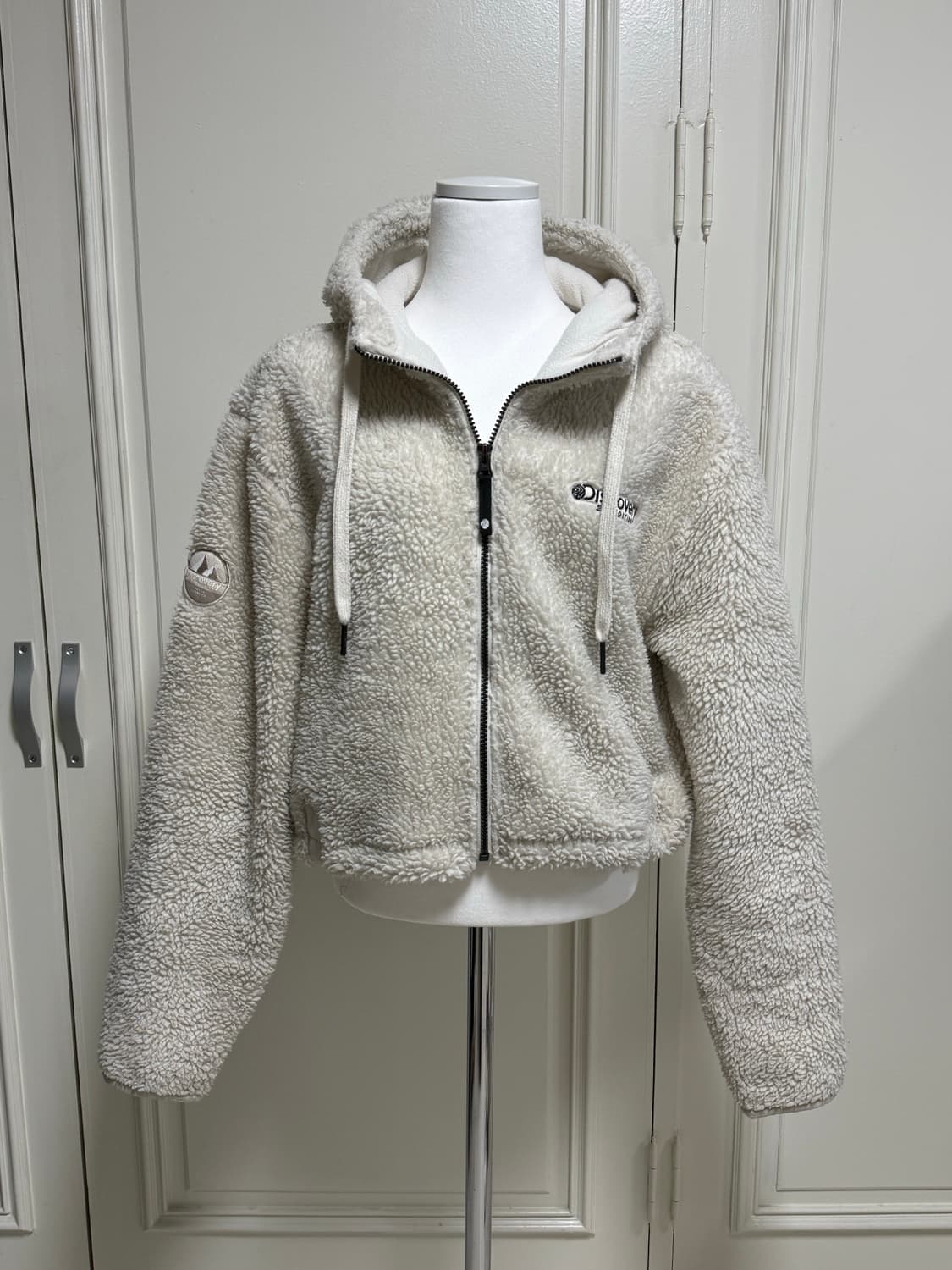 디스커버리 크롭리폼 뽀글이 후드집업 상품이미지1