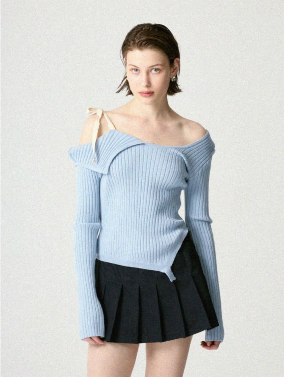 글로니 ISA ASYMMETRICAL KNIT TOP BABY BLUE 상품이미지1