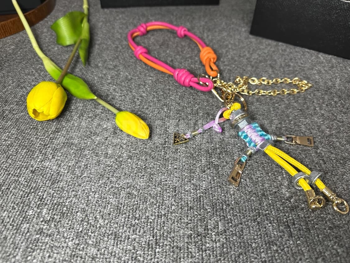 프라다 로봇 백참 핑크 상품이미지6