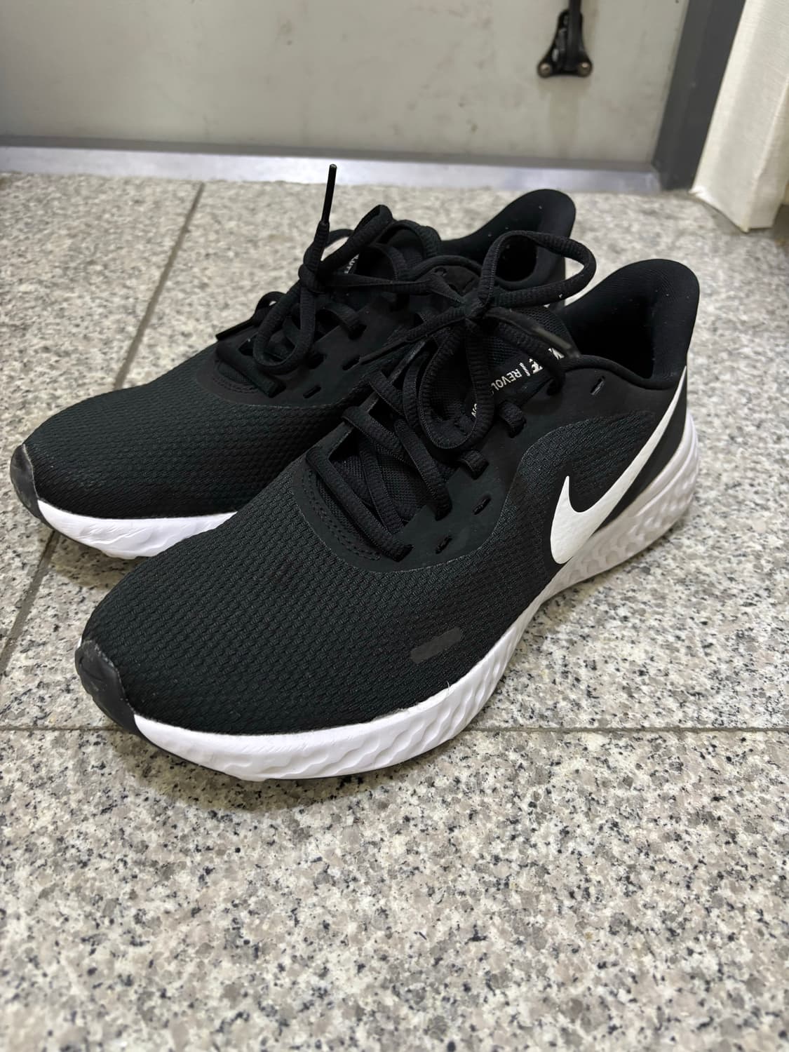 나이키 레볼루션 5 런닝화 블랙(250) 상품이미지1