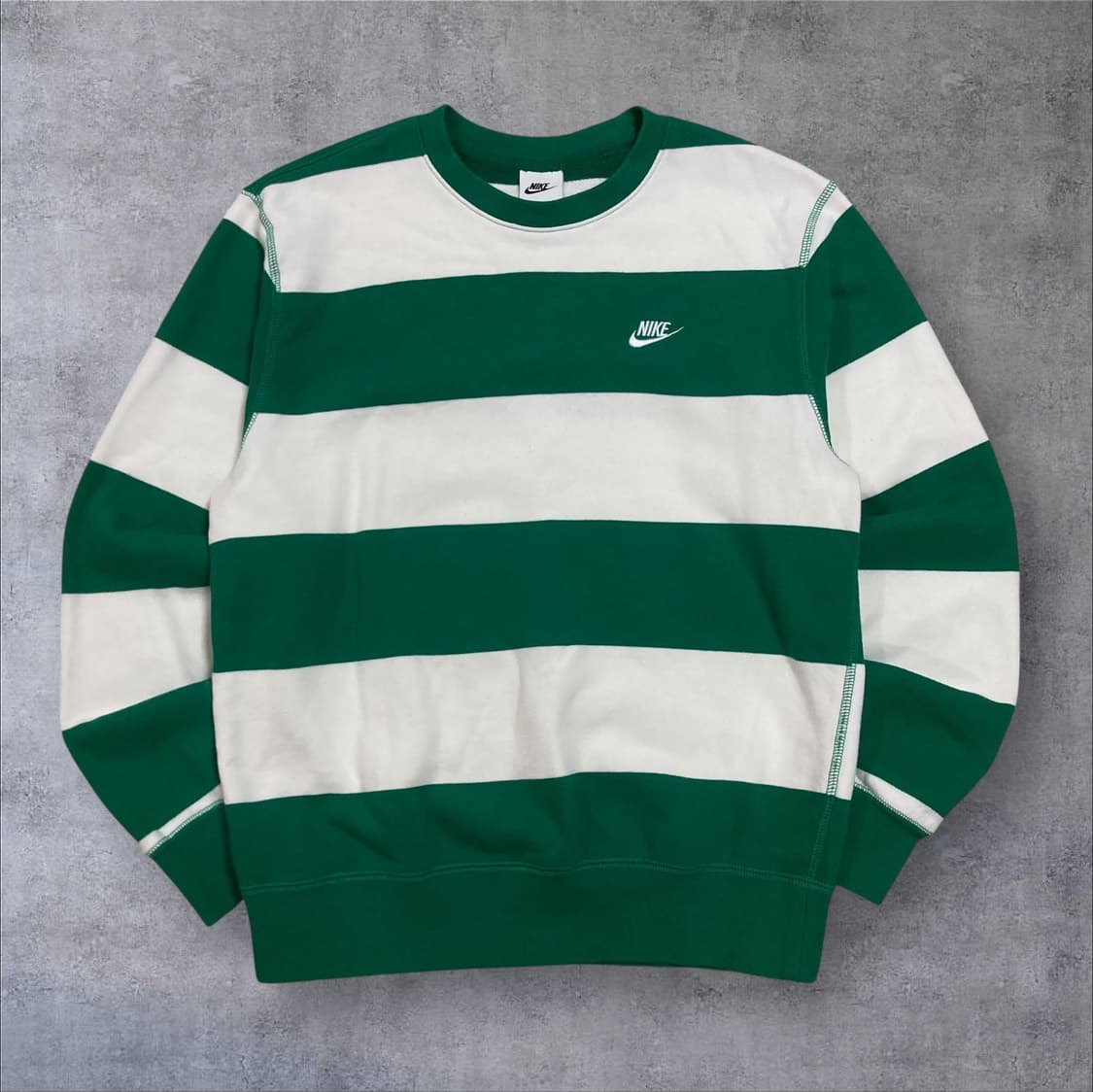 나이키 퓨추라 스몰 로고 단가라 믹스 컬러 맨투맨 상품이미지1