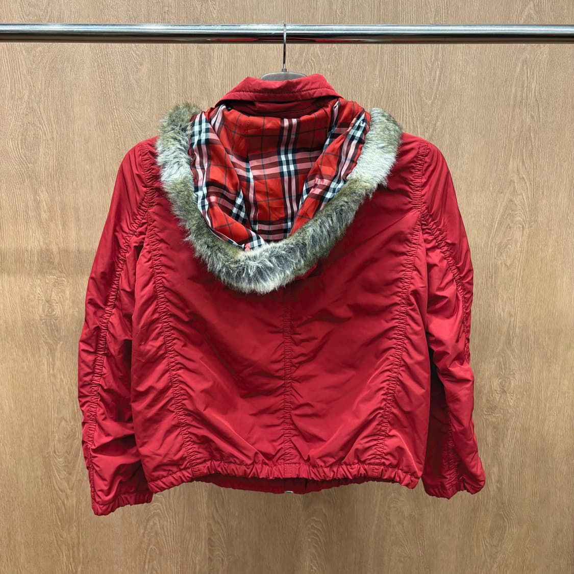버버리 블루 라벨 패딩 점퍼 퍼 트리밍 후드 체크 안감 배색 디테일 레드 상품이미지3