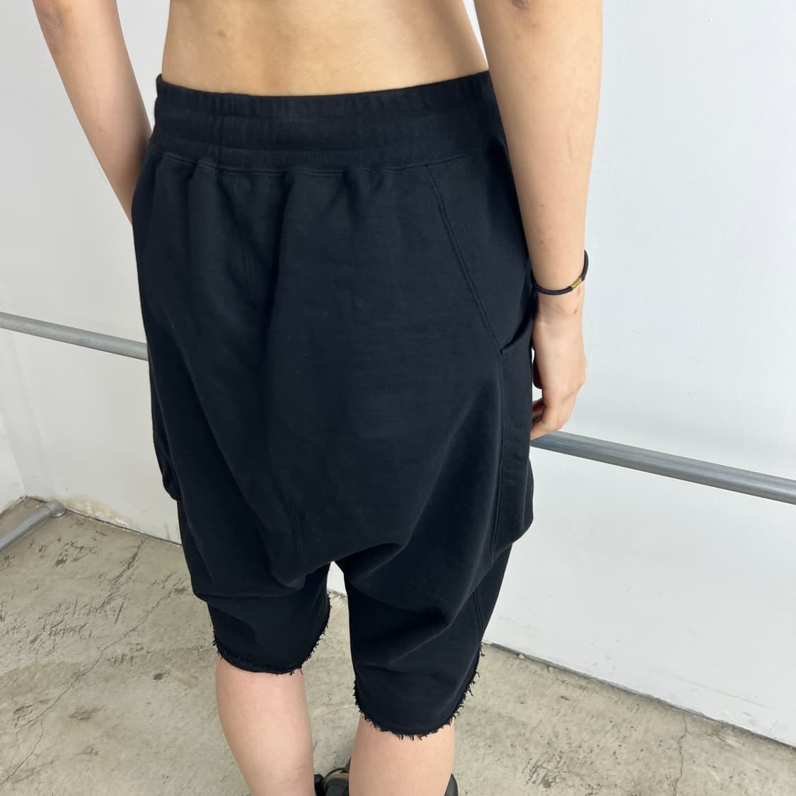 The Viridi Anne 22ss 비대칭 드롭 크로치 쇼츠 상품이미지4