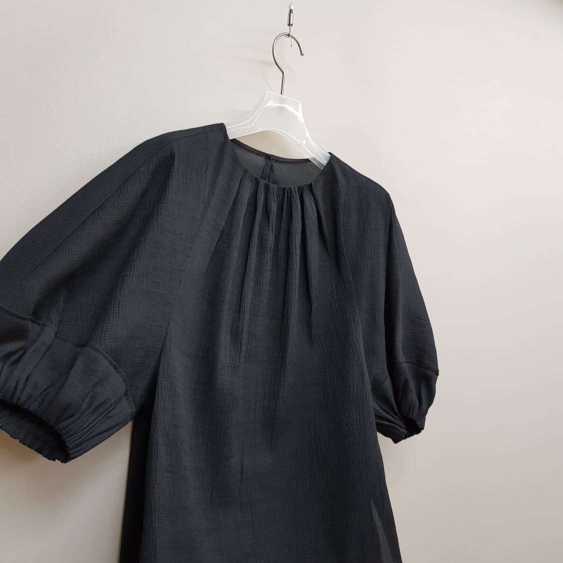 한섬 시스템 2021셔링 퍼프 슬리브 블라우스 82-94-160사이즈 상품이미지3