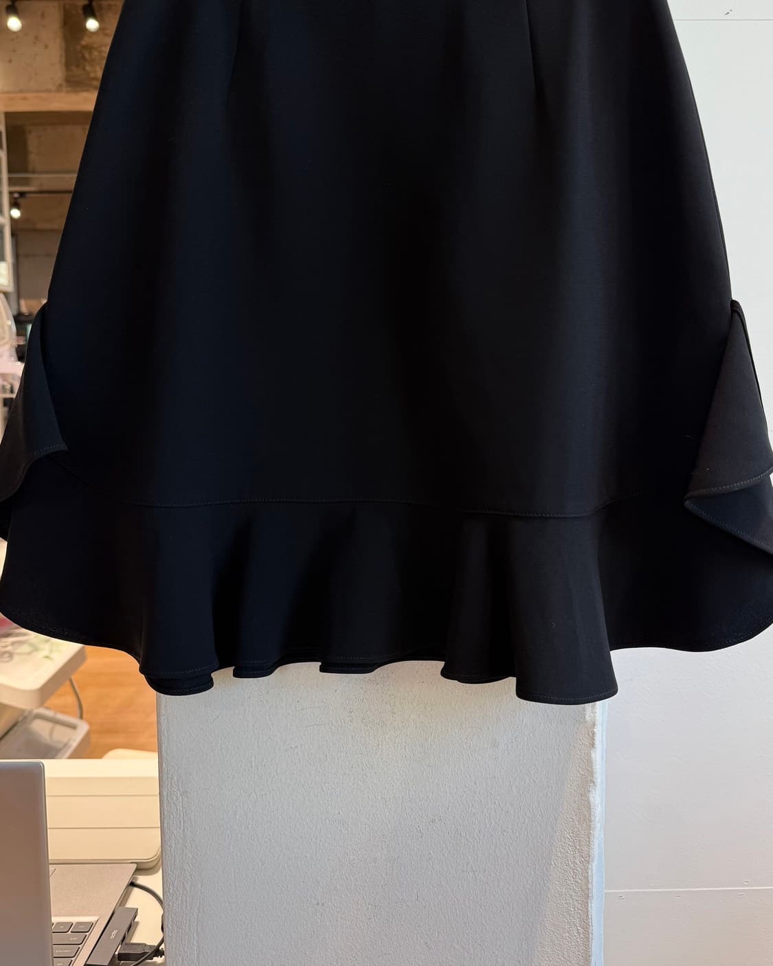 미우미우 블랙 프릴 미니스커트  상품이미지7