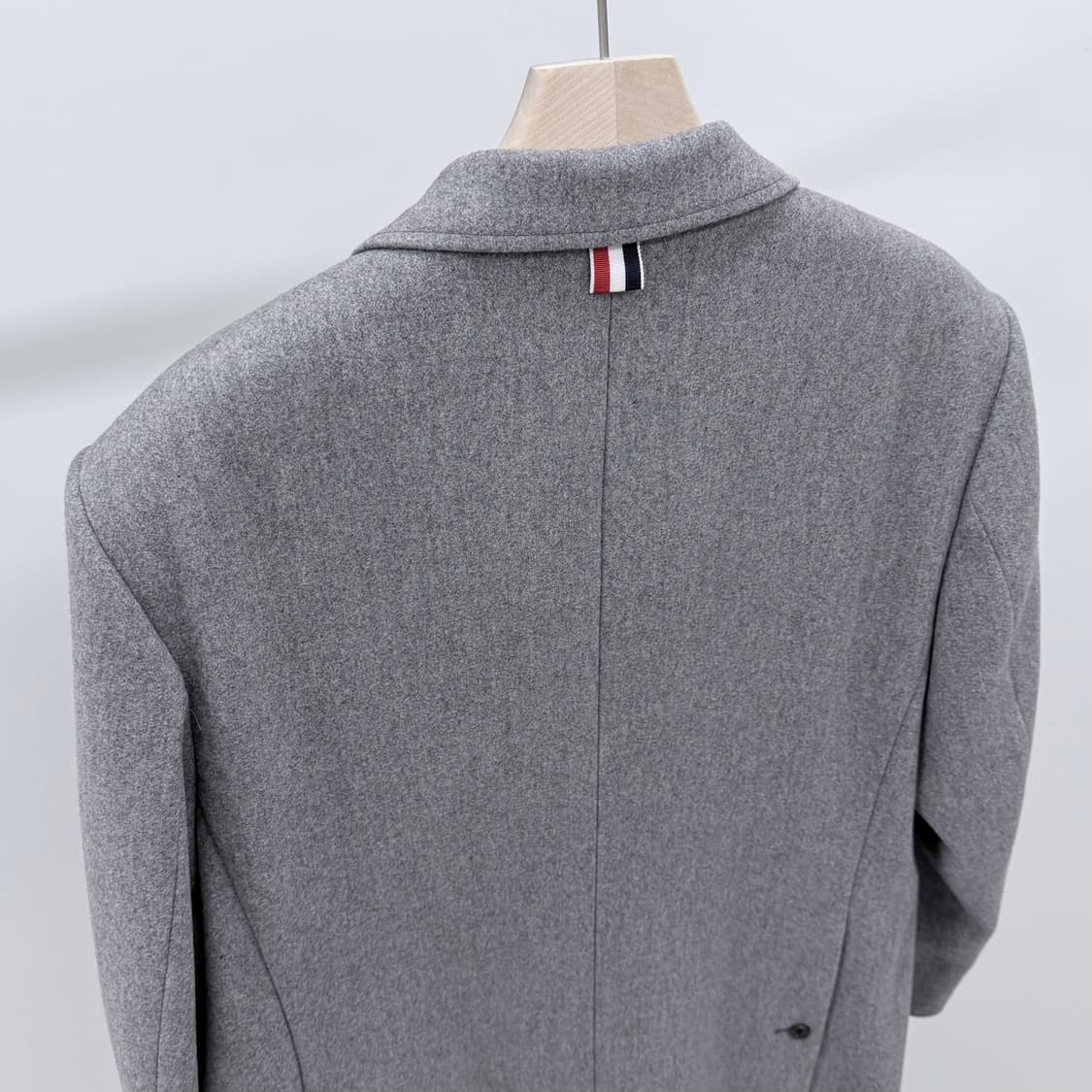 [S+급/2] 톰브라운 클래식 체스터필드 코트 그레이 상품이미지5