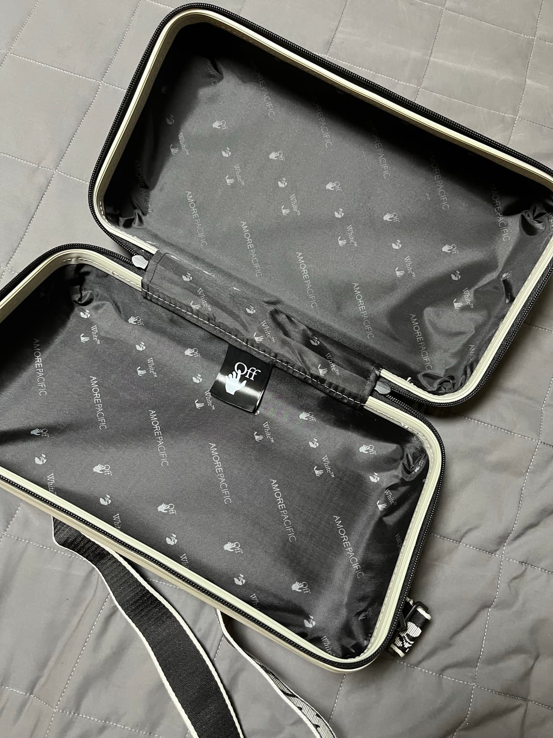 오프화이트 x 아모레 퍼시픽 크로스백 상품이미지4