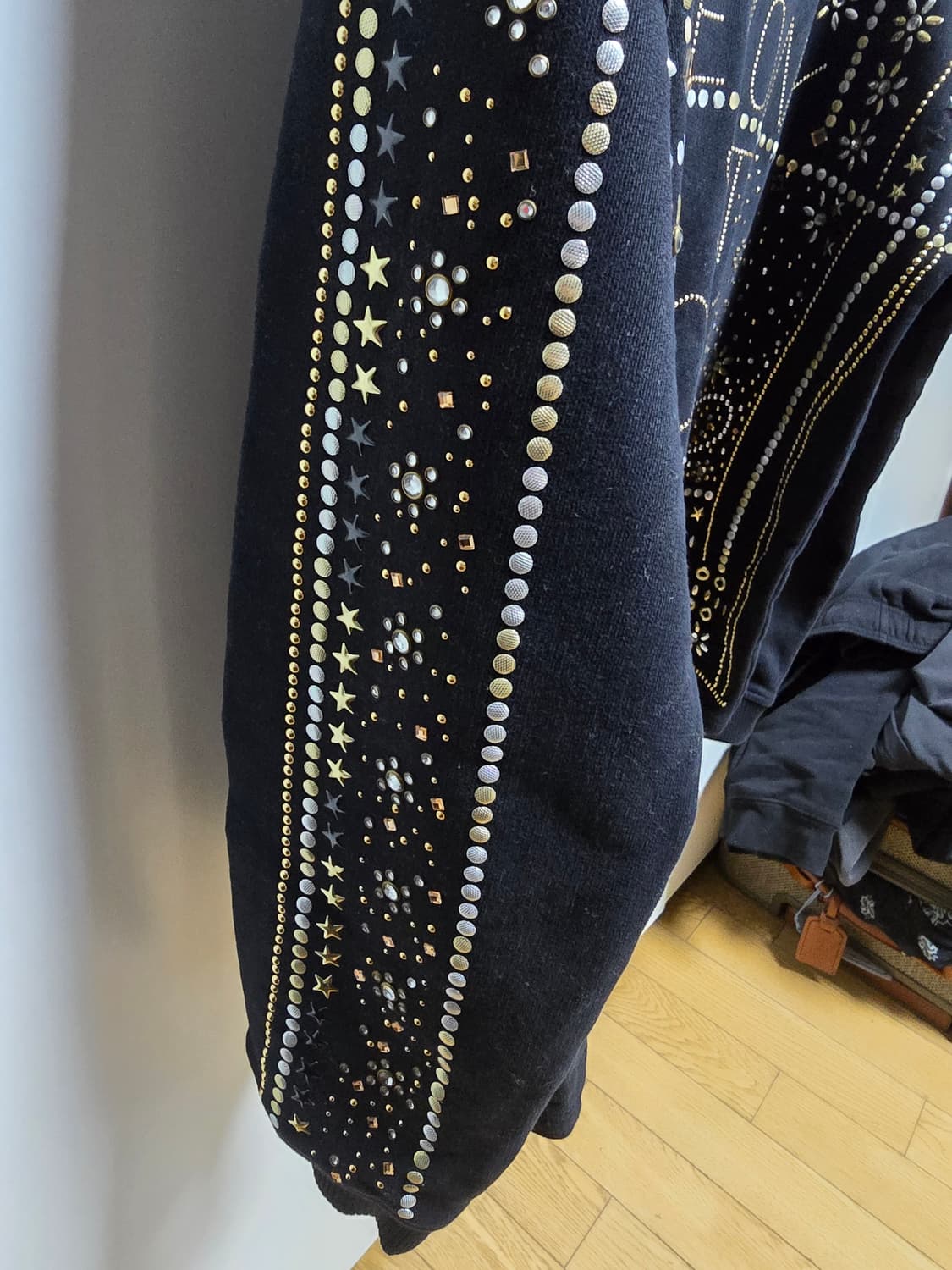 오프닝세레모니 스터드 맨투맨 상품이미지2