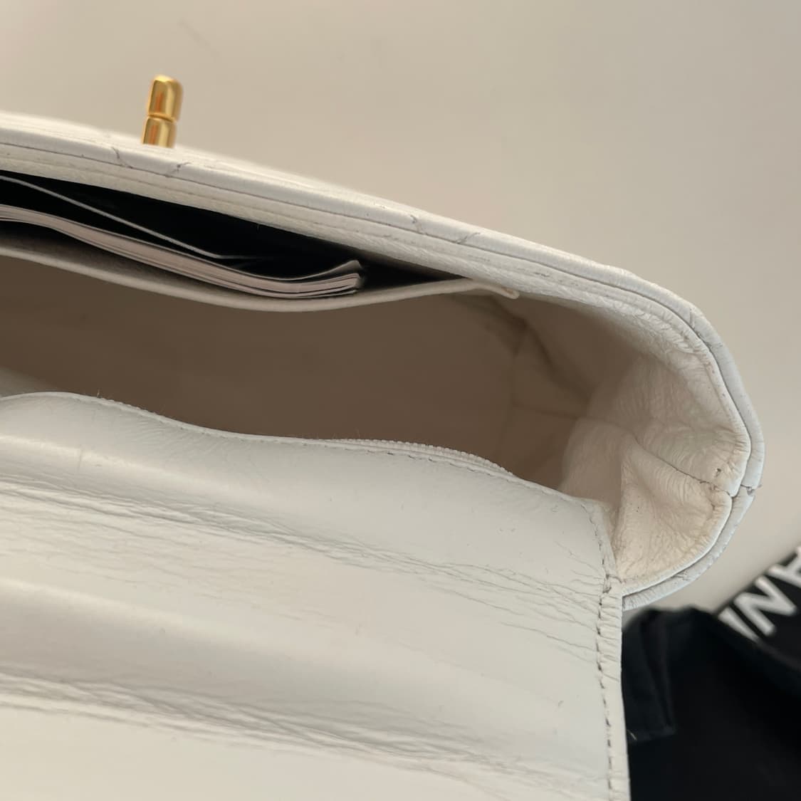 샤넬 화이트 퀼팅 볼드 레더 스트랩 코코 마크 숄더백 상품이미지8