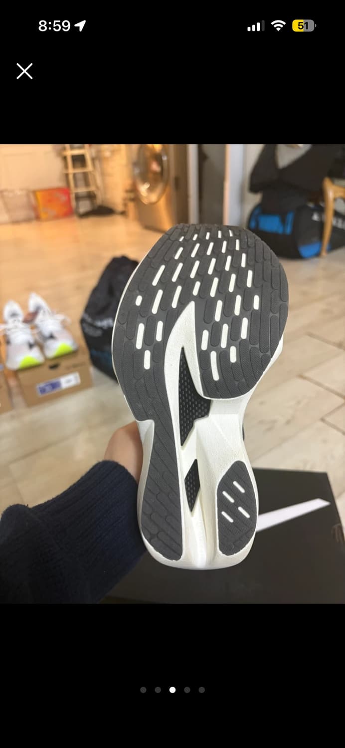 프로스펙스 흰/빨 런닝화 240사이즈 신상품입니다. 흰색 바탕에 빨간색  상품이미지3