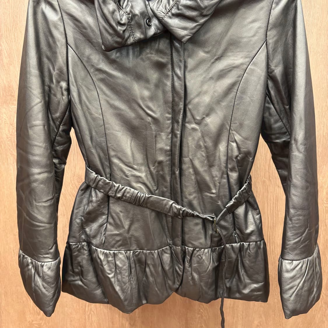 발망 하이넥 레더 펠럼 패딩 자켓 메탈릭 셔링 카라 벨트 디테일 브라운 상품이미지5