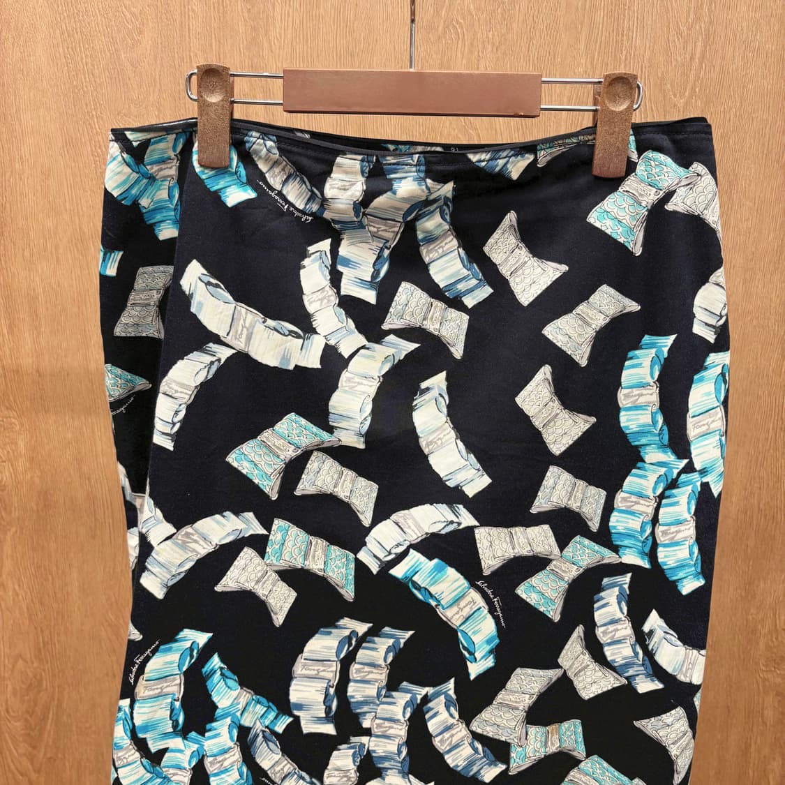 살바토레 페라가모 미디 스커트 브로치 아트워크 로고 프린팅 H라인 블랙 상품이미지4