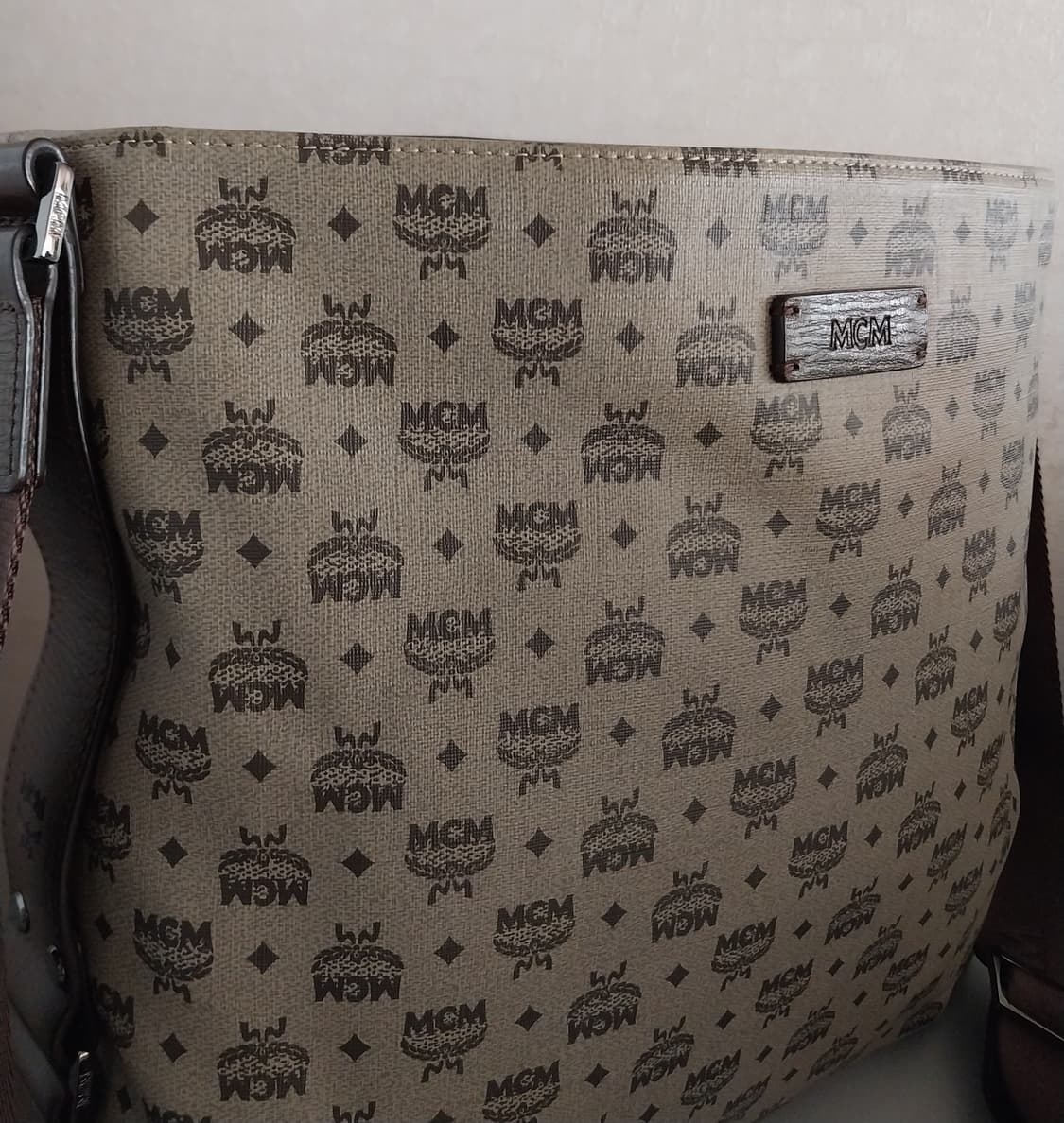 엠씨엠 비세토스 크로스백 상품이미지2