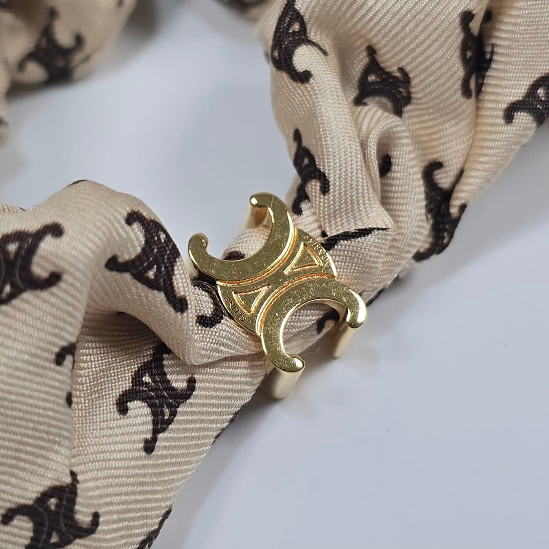 셀린느 트리오페 로고 실크 스크런치 상품이미지5