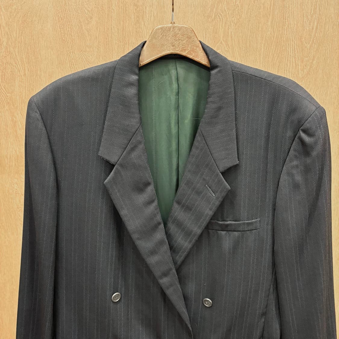 베르사체 정장 블레이저 스트라이프 안감 포인트 컬러 디테일 차콜 상품이미지4