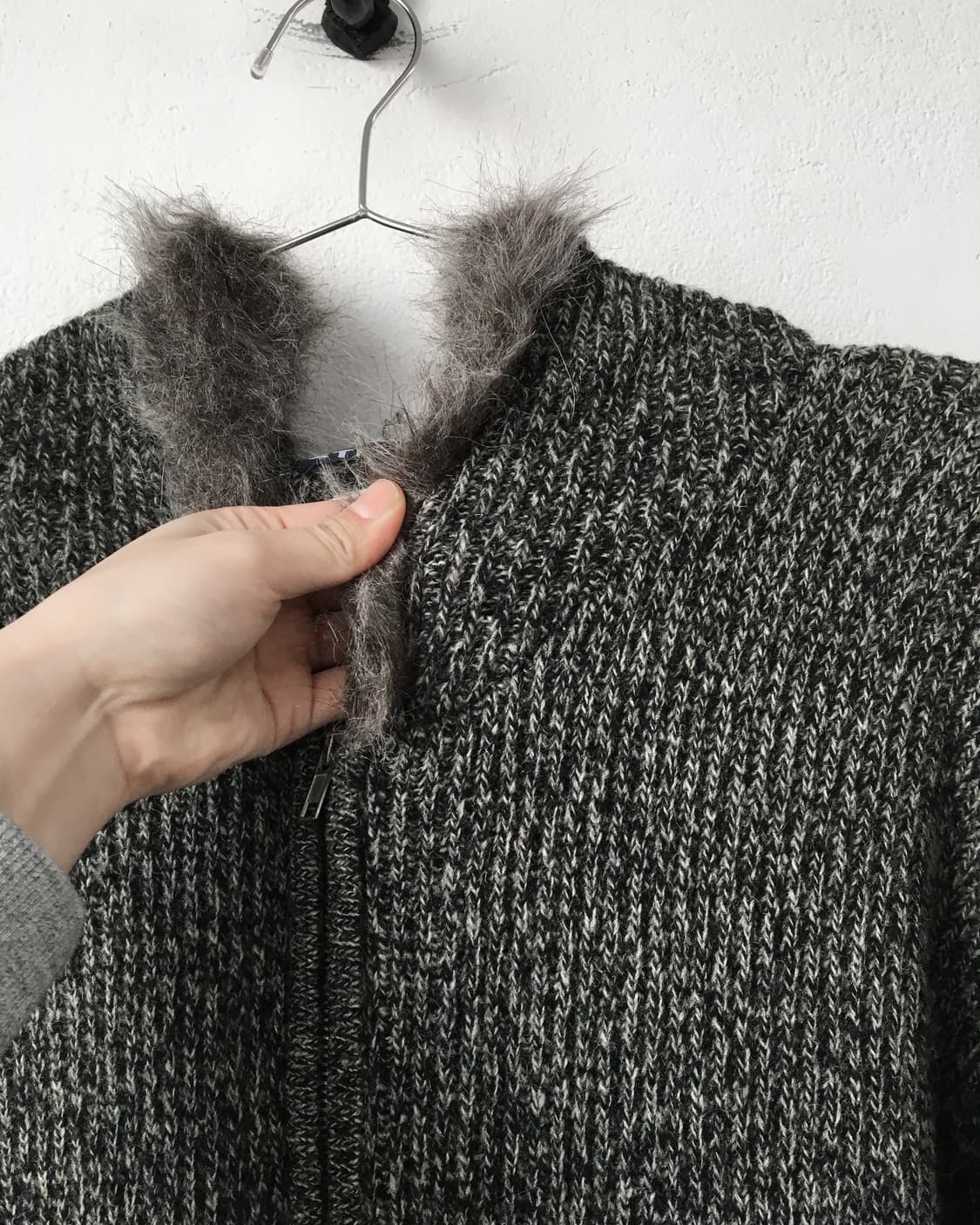 Fake fur hood ribbed knit zip up 상품이미지5