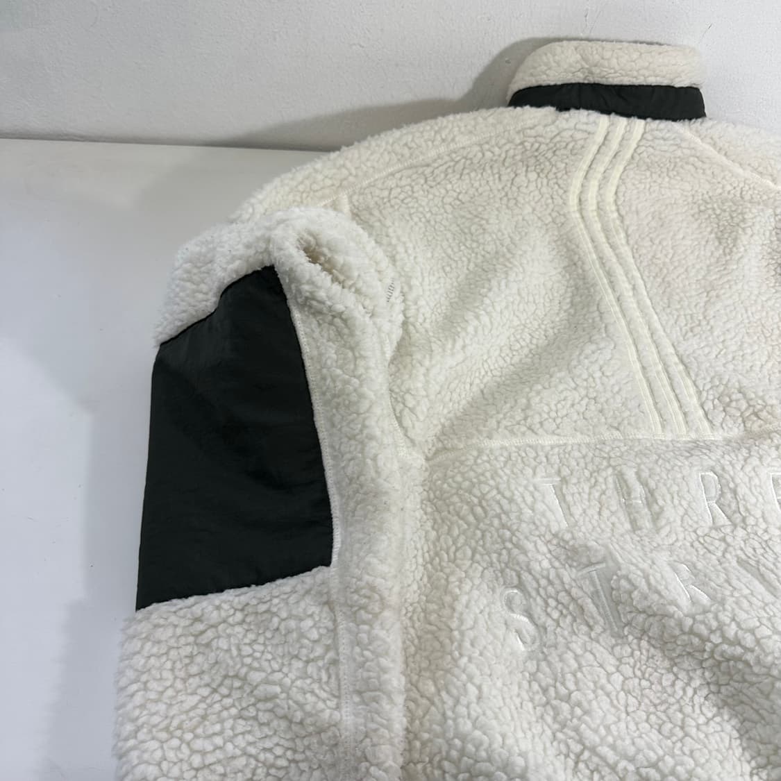 L 아디다스 화이트 백로고 뽀글이 후리스 상품이미지2