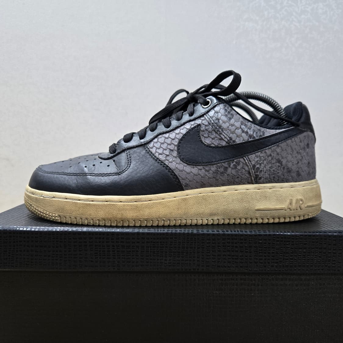 265 나이키 에어포스1 07 LV8 블랙 뱀피 상품이미지3