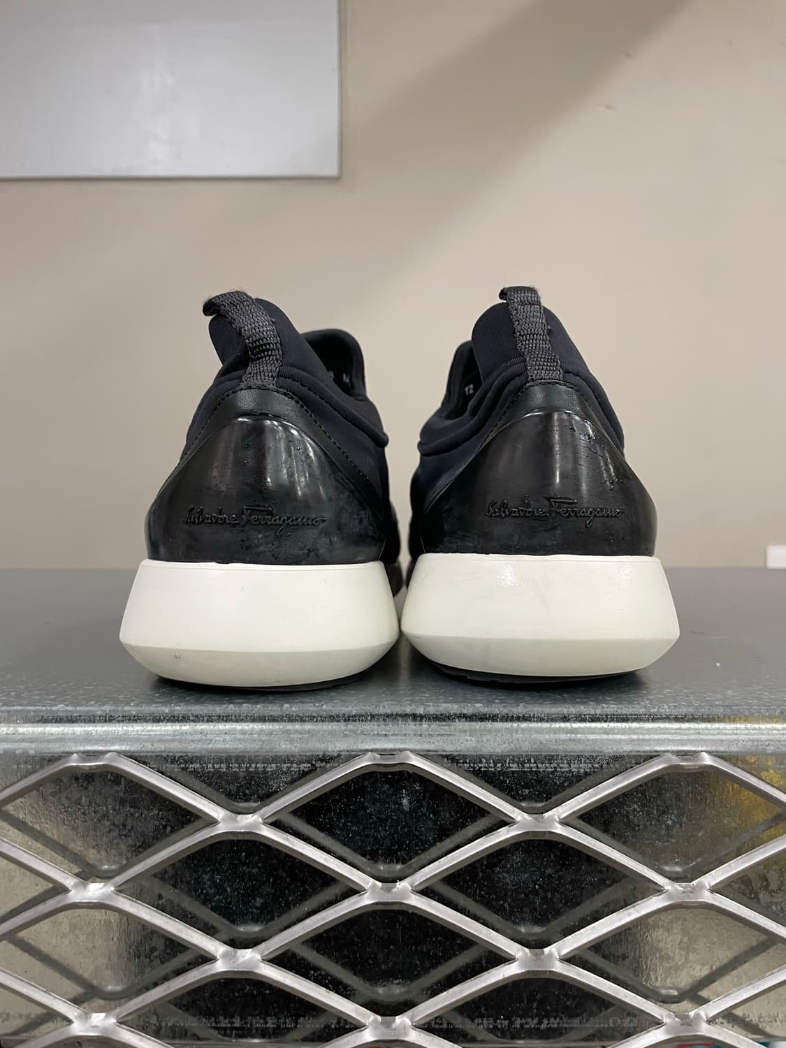 페라가모 슬립온 레더 스니커즈 8M 상품이미지3