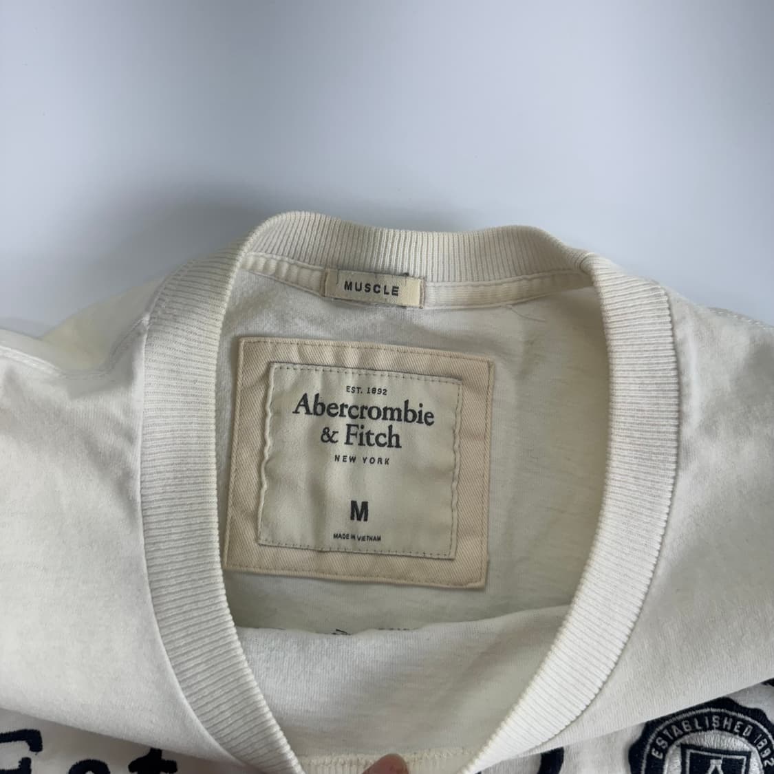 Abercrombie 아베크롬비 스펠아웃 로고 아이보리 반팔 상품이미지5
