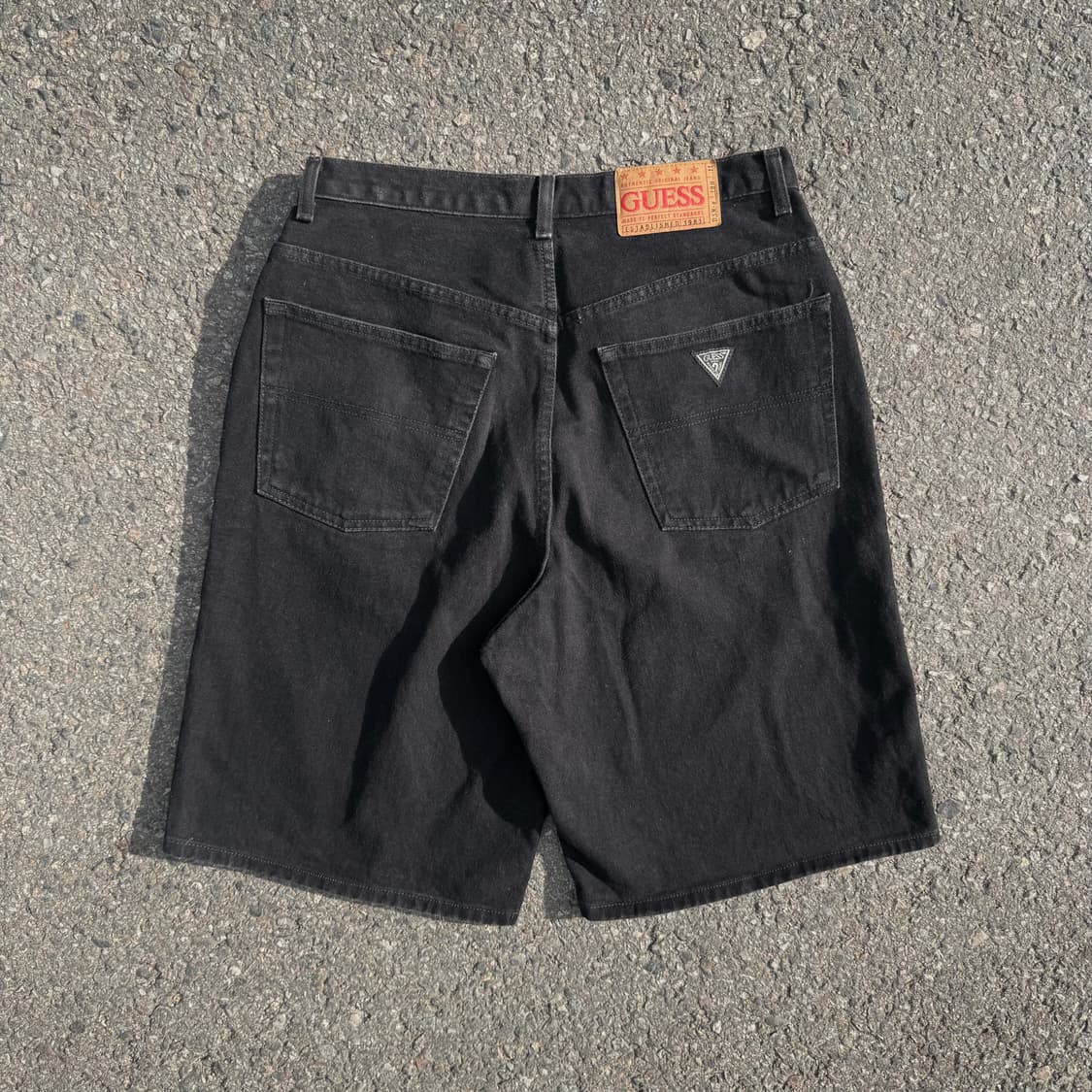 90s 게스 로고 가먼츠 흑청 데님 반바지 상품이미지2