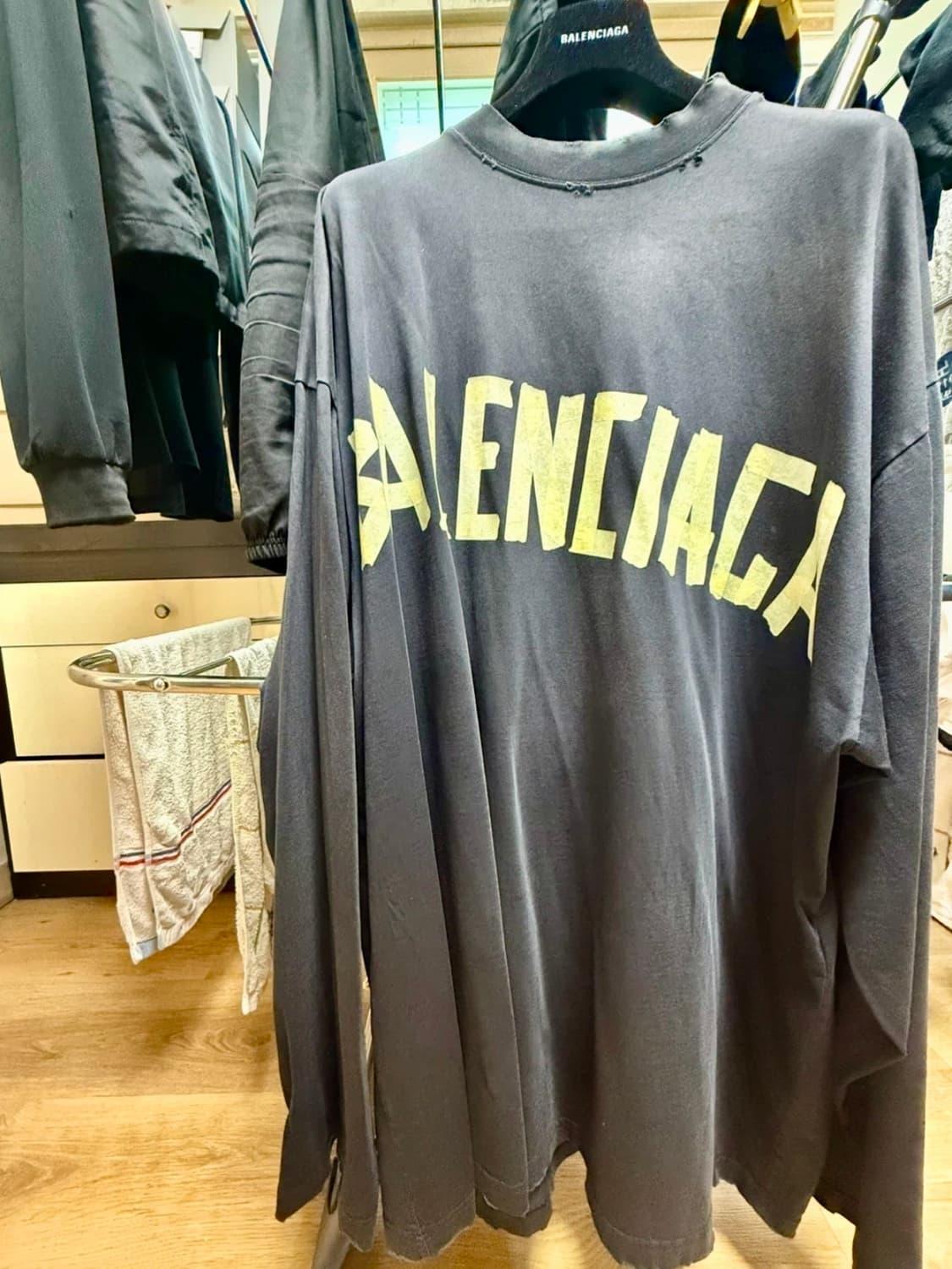 발렌시아가 테이프 타입 롱슬리브 팝니다. 상품이미지1