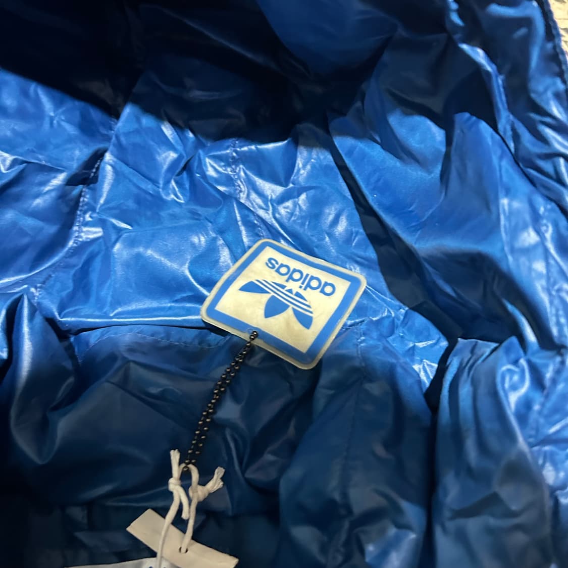 아디다스(ADIDAS)유광 블루 여성 숏패딩 상품이미지5