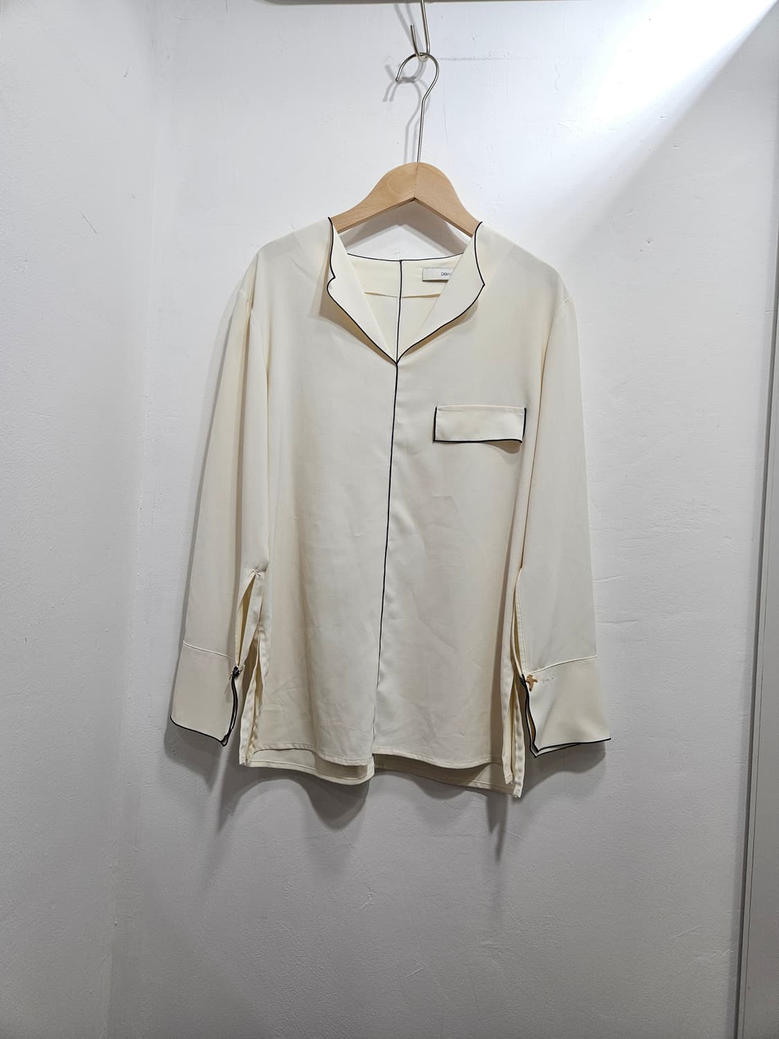 듀엘(DEWL) 브이넥 선파이핑 블라우스, 아이보리 상품이미지1