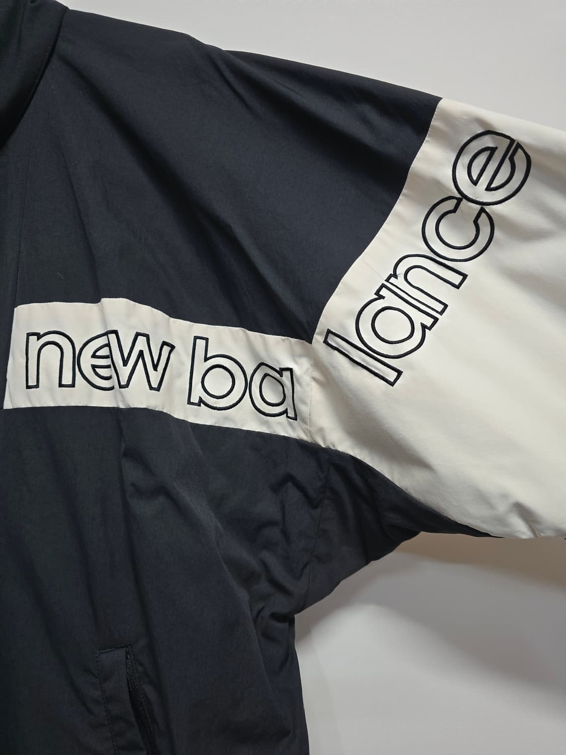 뉴발란스 블랙/화이트 바람막이 자켓 점퍼 상품이미지3