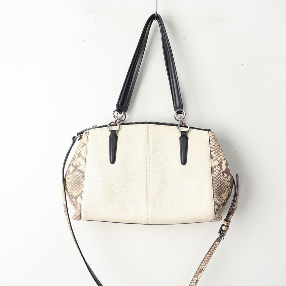 코치 가죽 숄더 크로스백 상품이미지2