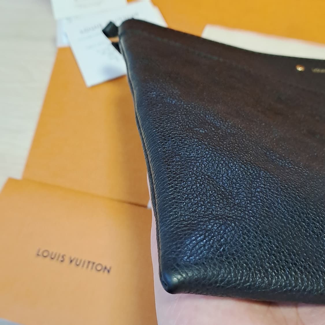 [정품/영수증풀세트] 루이비통 모노그램 앙프렝뜨 블랙 클러치 상품이미지5