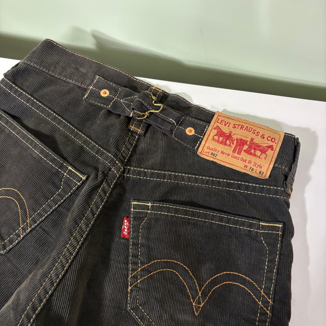 31-32 리바이스902 먹색 세미와이드 신치백 코듀로이팬츠 상품이미지1