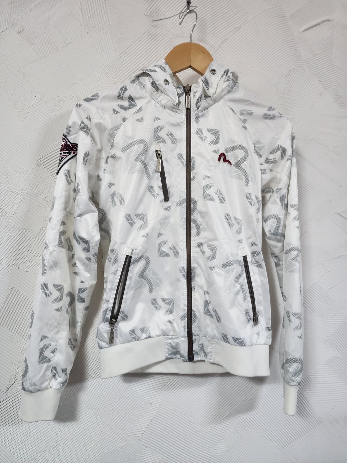 에비수 화이트 패턴 후드 바람막이 상품이미지1