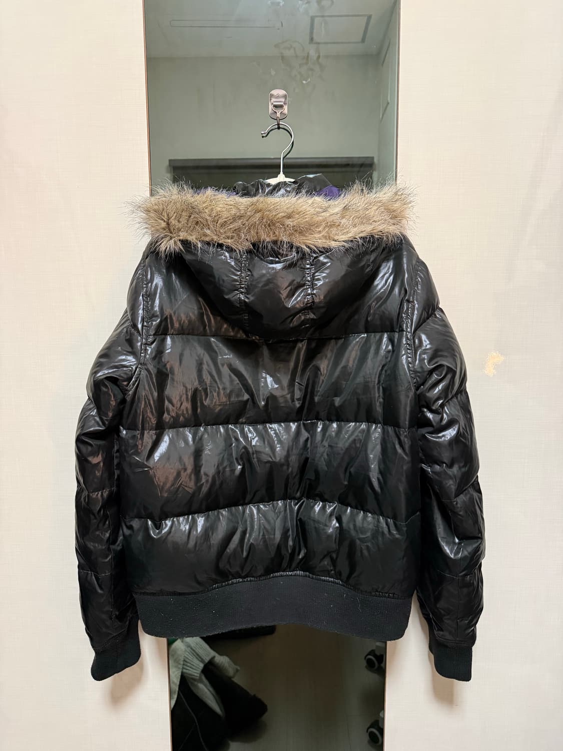 퀵실버 배색 퍼 유광패딩 상품이미지3