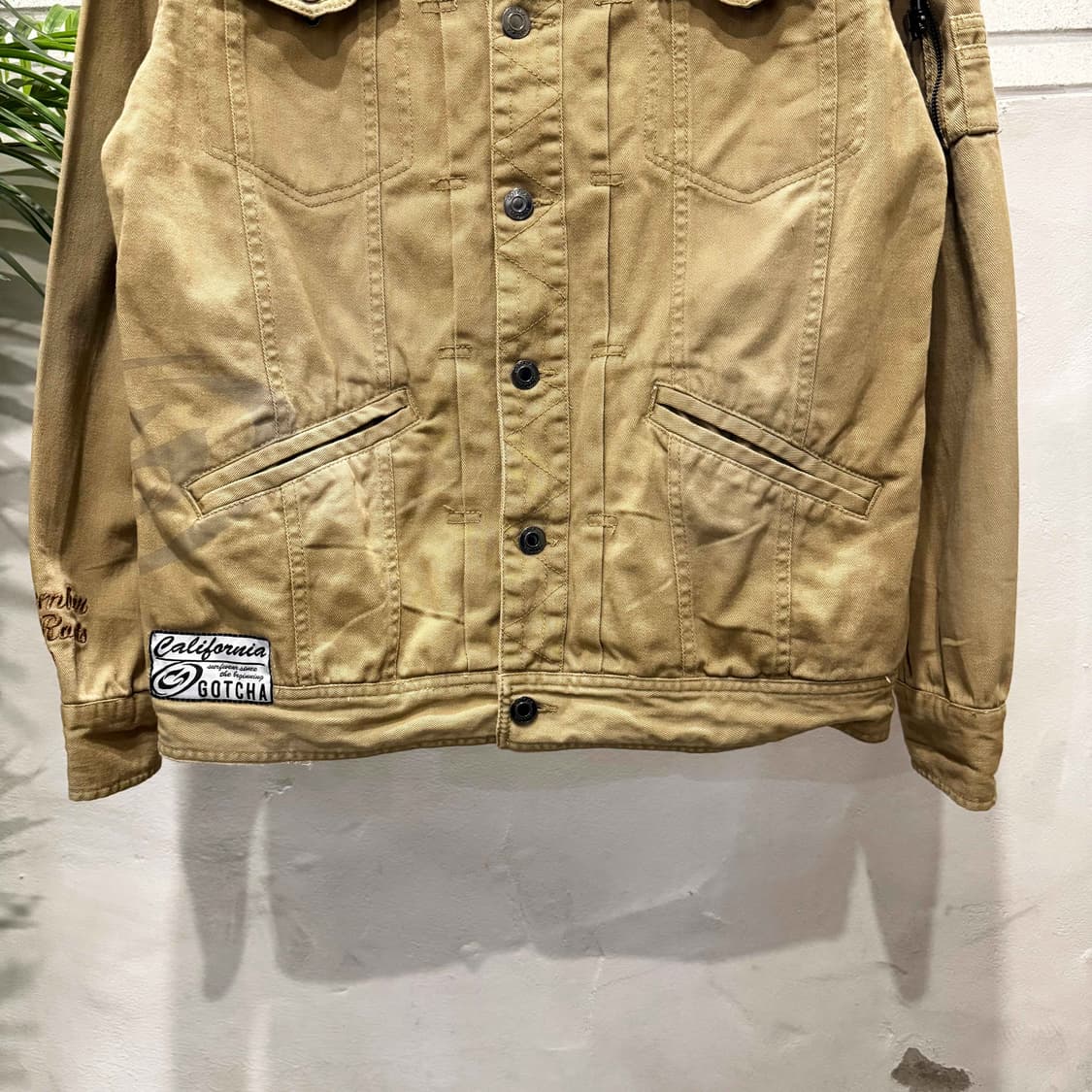 GOTCHA 갓차 Y2K 데님 트러커자켓 레터링 암포켓 디테일 베이지 상품이미지4