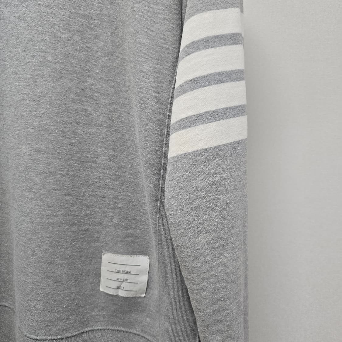 톰브라운 사선 완장 맨투맨 4사이즈 105 판매 상품이미지3