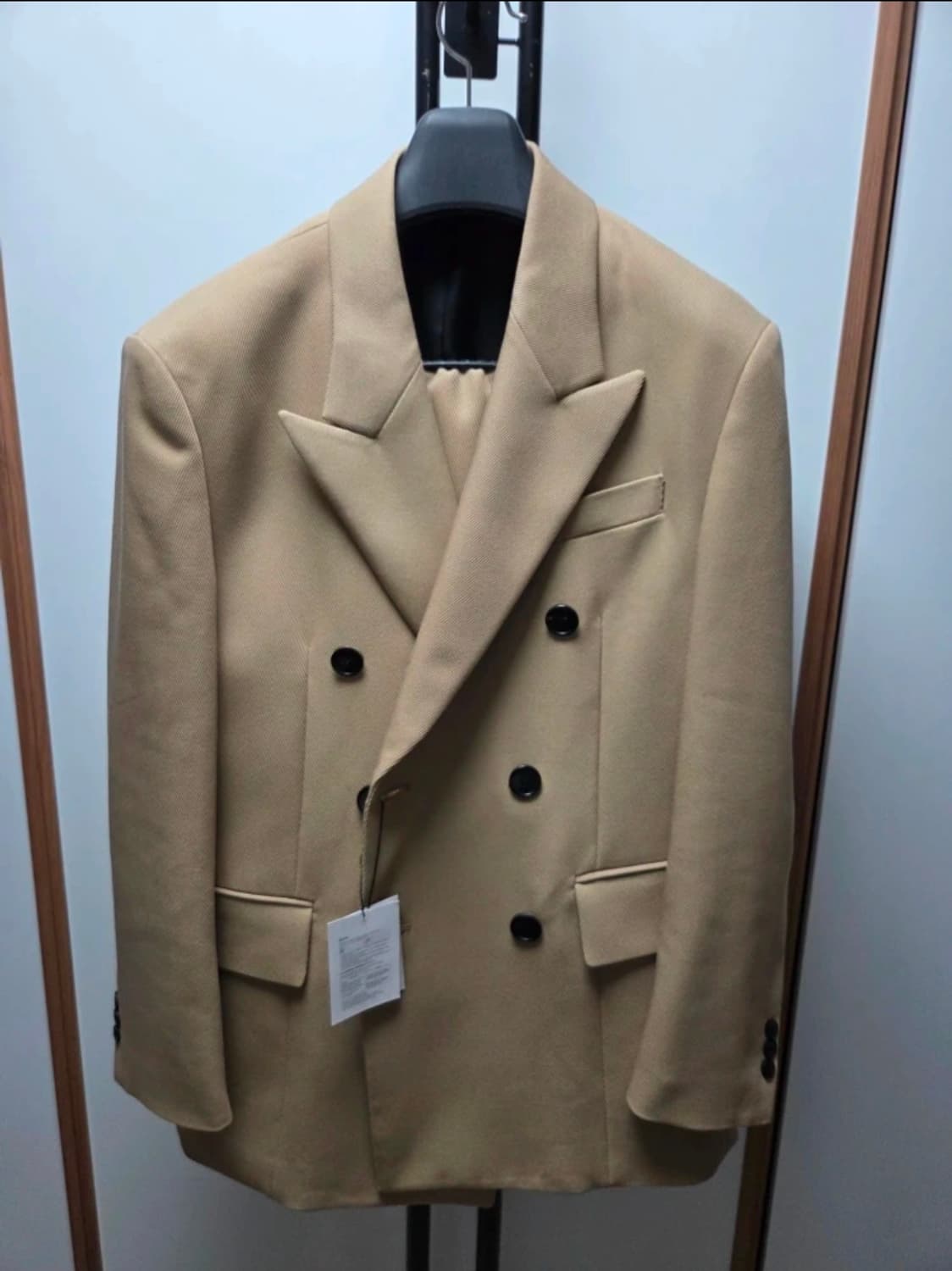 TNGT 베이지 피크드 더블 블레이저 + 와이드핏 팬츠 셋업 수트 상품이미지2