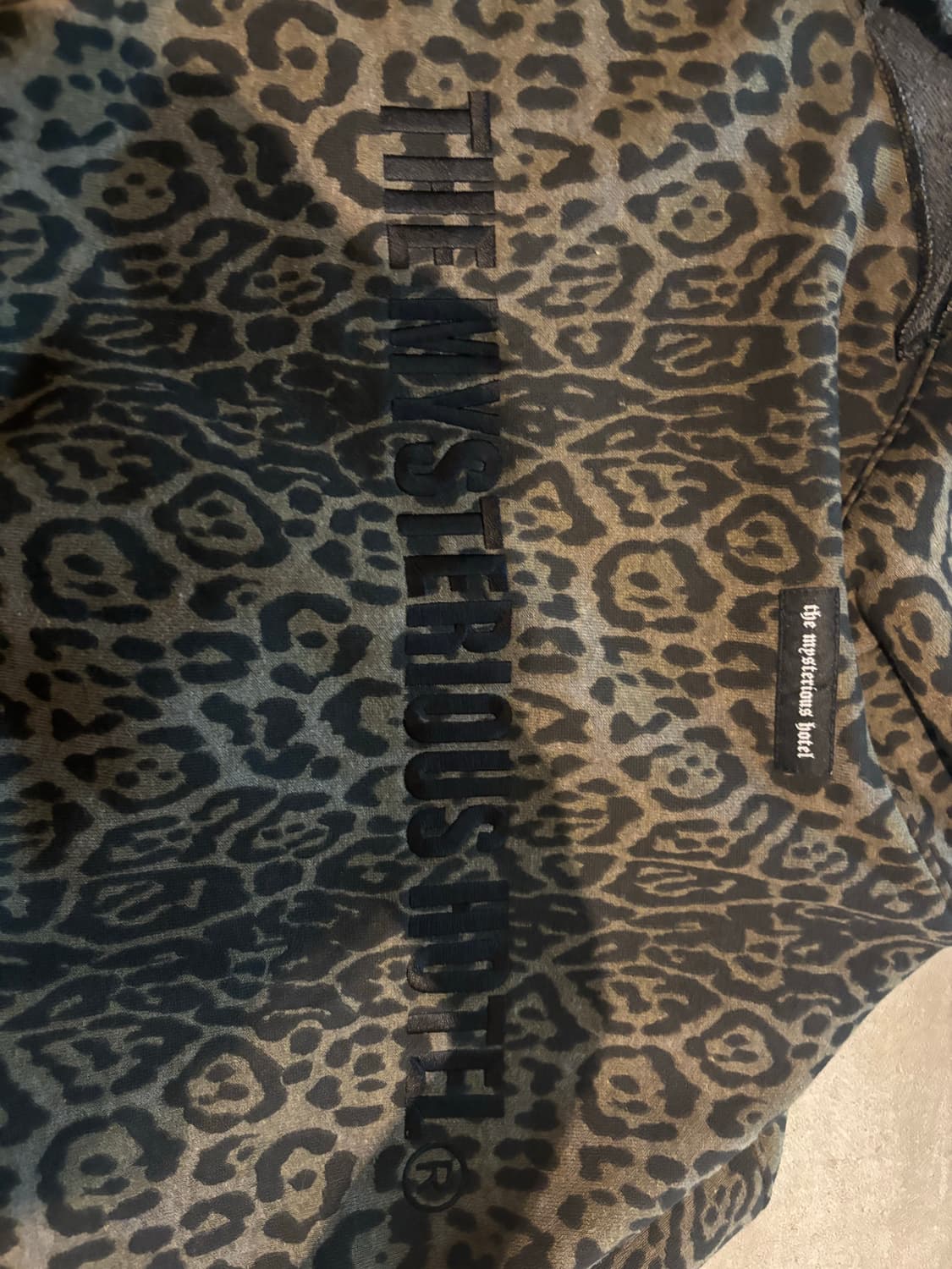 더 미스테리어스호텔 레오파드 후드티 상품이미지5