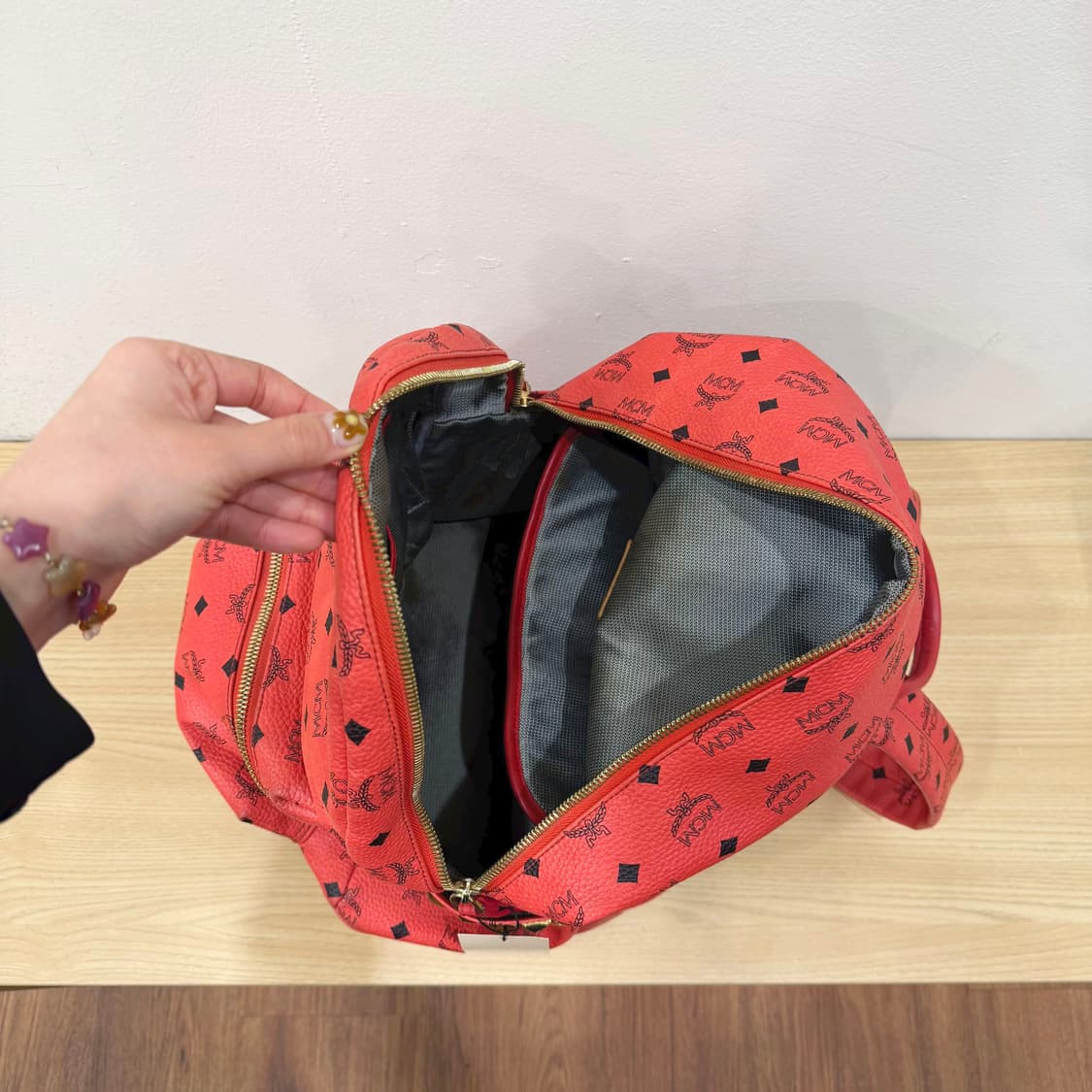 MCM 미니 백팩 모노그램 패턴 스터드 지퍼 포켓 디테일 레드 상품이미지5