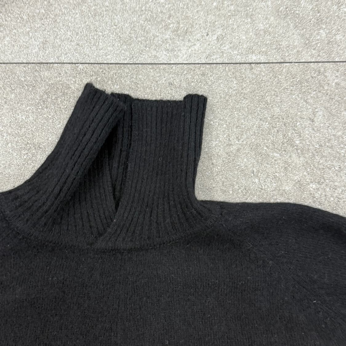 TANGELIA 블랙 하이넥 루즈니트 상품이미지5