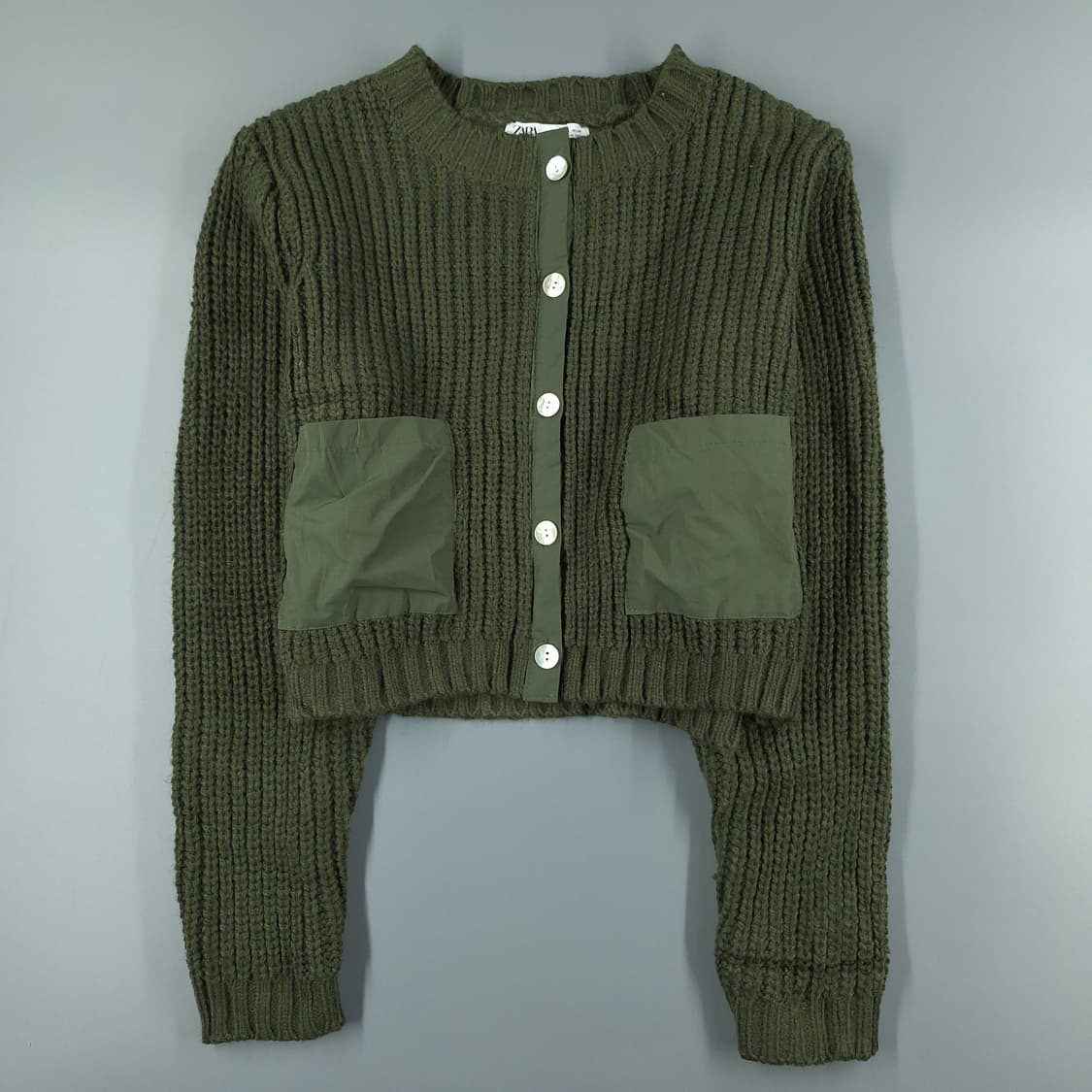 자라 카키 톤톤 뜨개짜임 아메카지 라운드넥 크롭 버튼 니트 가디건 상품이미지3