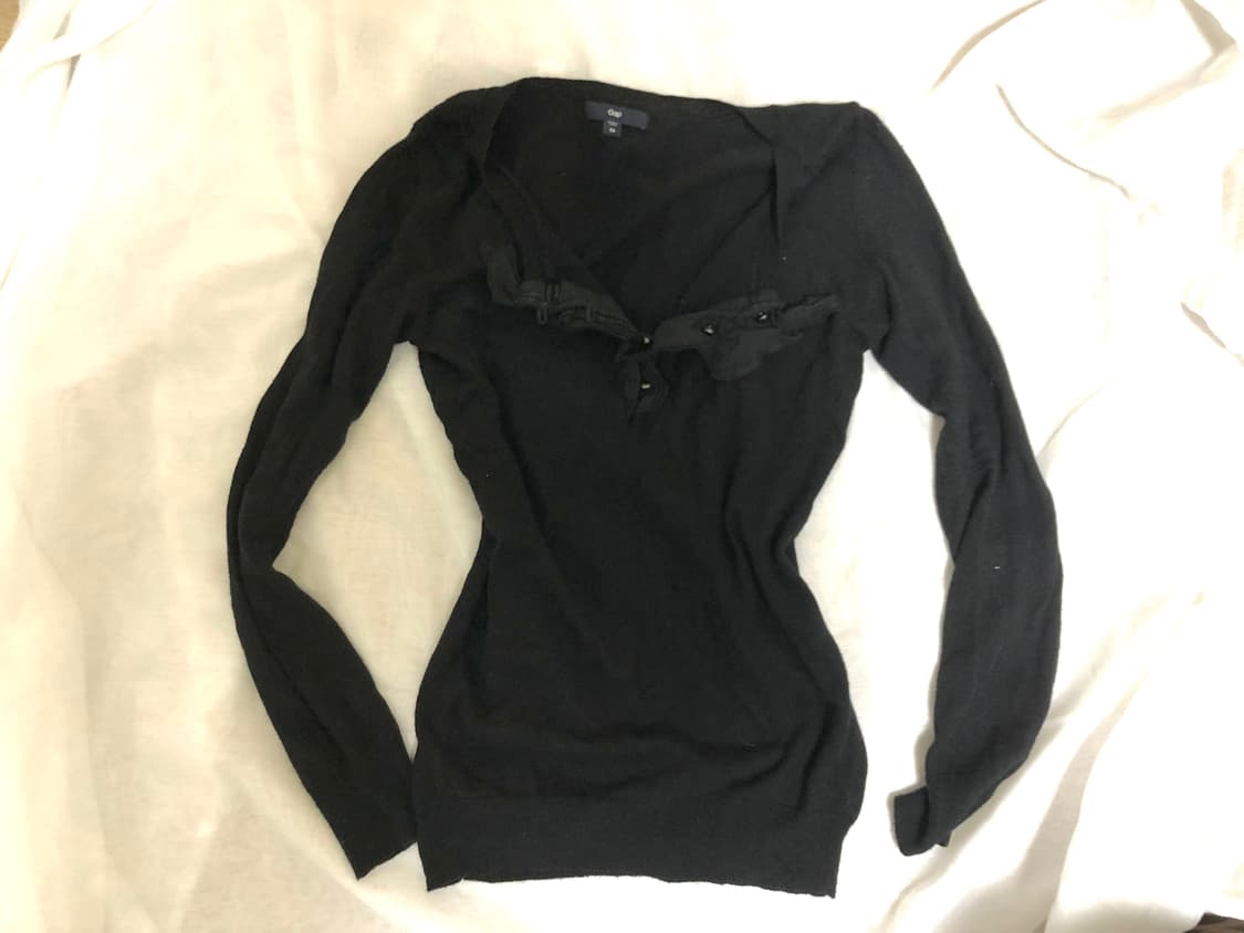 GAP 프릴 단추 니트 블랙 공겜여주 상품이미지1