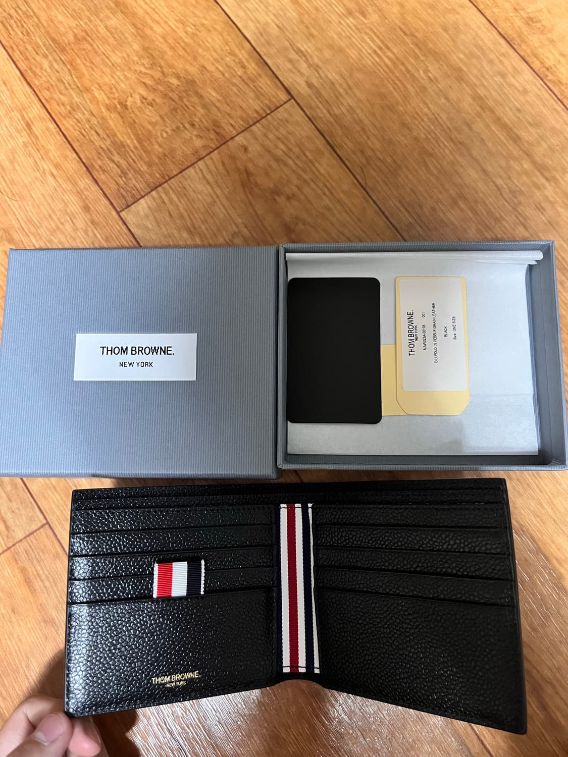 톰브라운 페블 레더 반지갑 블랙 상품이미지1